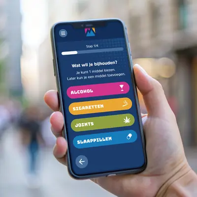 The substance selection screen (Step 1 of 4) in Dutch, asking “Wat wil je bijhouden?”. It features four large, color-coded buttons with text and icons for tracking: Alcohol (pink), Sigaretten (orange), Joints (green), and Slaappillen (blue).
