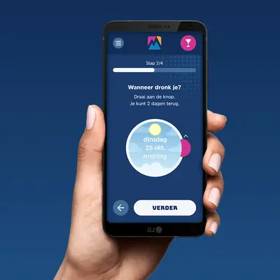 The time selection screen (Step 2 of 4) for alcohol tracking, asking “Wanneer dronk je?”. A large, interactive central circular dial is set to “dinsdag 25 okt. middag” with a sun icon, above a white “VERDER” button.