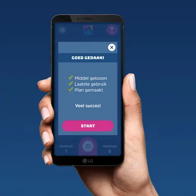 A setup completion pop-up window reading “GOED GEDAAN!” with a checklist confirming the substance is chosen, the last usage is set, and the tracking plan is made, above a prominent pink “START” button.