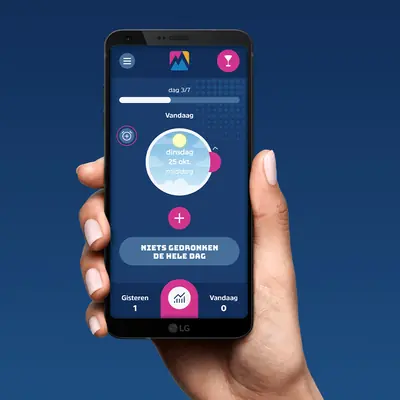 The main app dashboard on day 3 of 7, displaying a progress bar, a central time-of-day selection dial, a pink plus button for custom logging, and a primary button that reads “NIETS GEDRONKEN DE HELE DAG”.