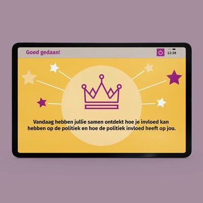 Tablet screen showing a final congratulatory screen in Dutch with stars and a crown, marking the completion of the game.